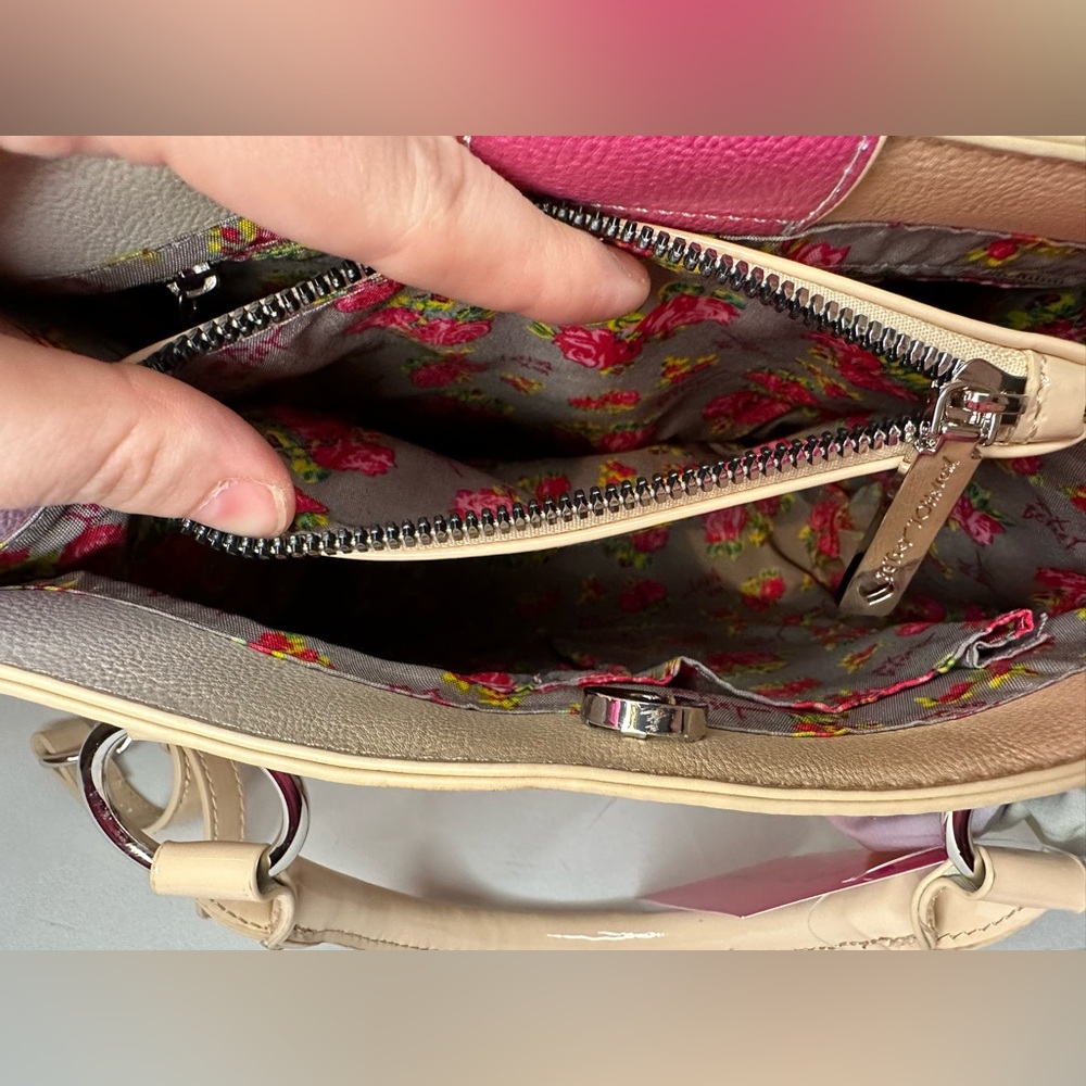 Betsey Johnson “Sand” Heart Debossed Crossbody Handbag Patent with Scarf - Picture 2 of 5